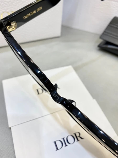 عینک آفتابی زنانه برند دیور ( DIOR ) مدل S7F | ساخت کشور چین (OEM BY CHINA)