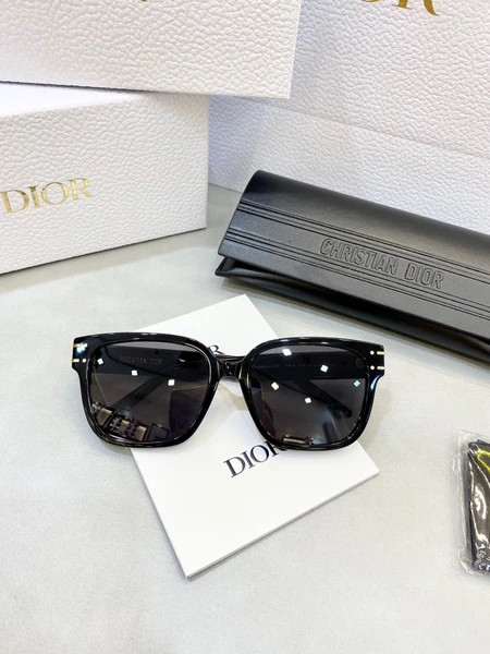 عینک آفتابی زنانه برند دیور ( DIOR ) مدل S7F | ساخت کشور چین (OEM BY CHINA)