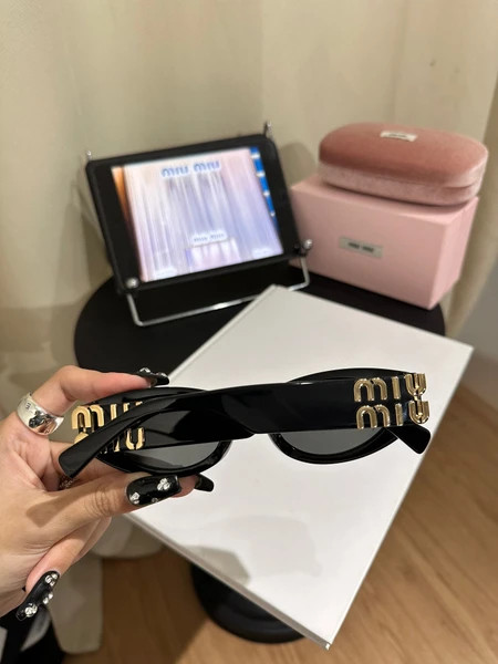 عینک آفتابی زنانه برند میومیو ( MIUMIU ) مدل SMU11W | ساخت کشور چین (OEM BY CHINA)