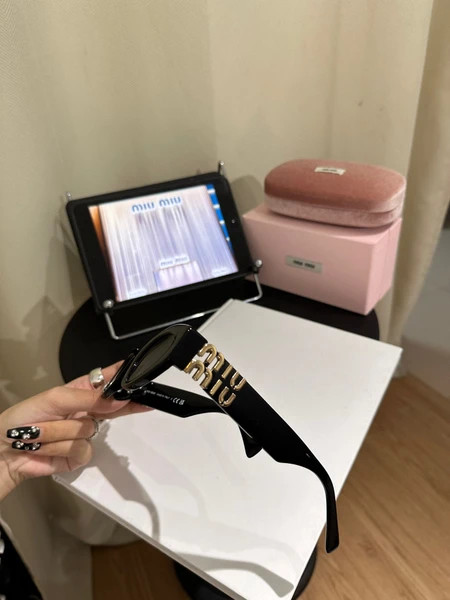 عینک آفتابی زنانه برند میومیو ( MIUMIU ) مدل SMU11W | ساخت کشور چین (OEM BY CHINA)
