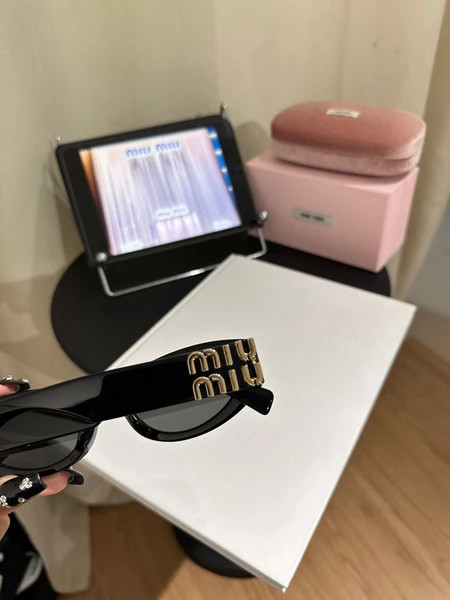 عینک آفتابی زنانه برند میومیو ( MIUMIU ) مدل SMU11W | ساخت کشور چین (OEM BY CHINA)