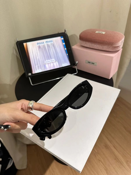 عینک آفتابی زنانه برند میومیو ( MIUMIU ) مدل SMU11W | ساخت کشور چین (OEM BY CHINA)