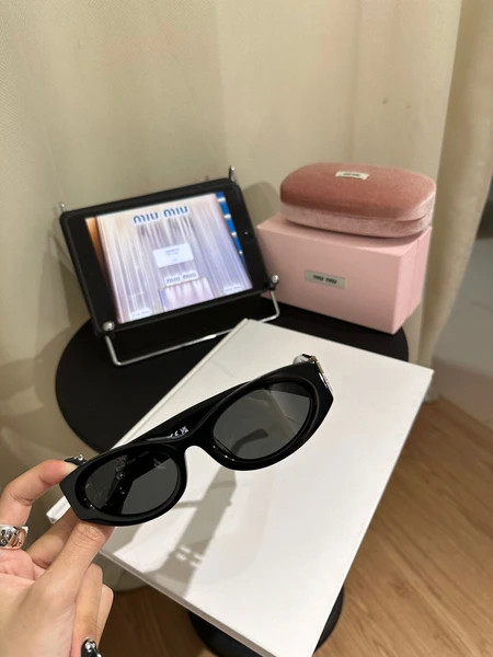 عینک آفتابی زنانه برند میومیو ( MIUMIU ) مدل SMU11W | ساخت کشور چین (OEM BY CHINA)