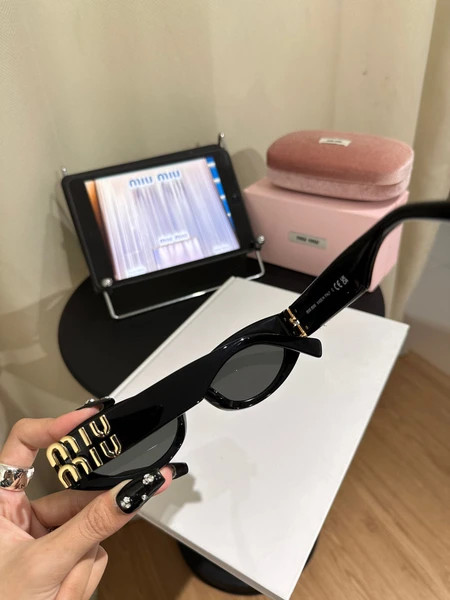عینک آفتابی زنانه برند میومیو ( MIUMIU ) مدل SMU11W | ساخت کشور چین (OEM BY CHINA)