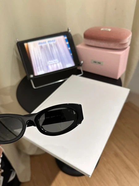 عینک آفتابی زنانه برند میومیو ( MIUMIU ) مدل SMU11W | ساخت کشور چین (OEM BY CHINA)