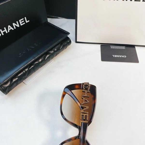عینک آفتابی زنانه برند شنل ( CHANEL ) مدل CH5422 | ساخت کشور چین (OEM BY CHINA)